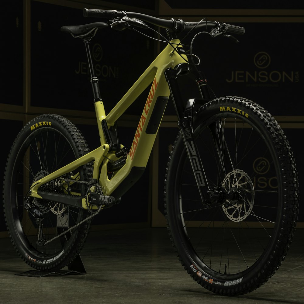 SANTA CRUZ NOMAD 6 C R BIKE