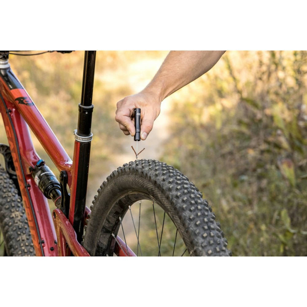 Wolf Tooth Encase System Chain + Tire Plug Multitool